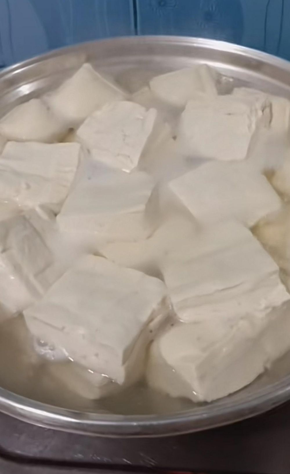 Trik merebus tahu agar lebih padat, gurih, dan bebas asam, siap diolah jadi menu favorit