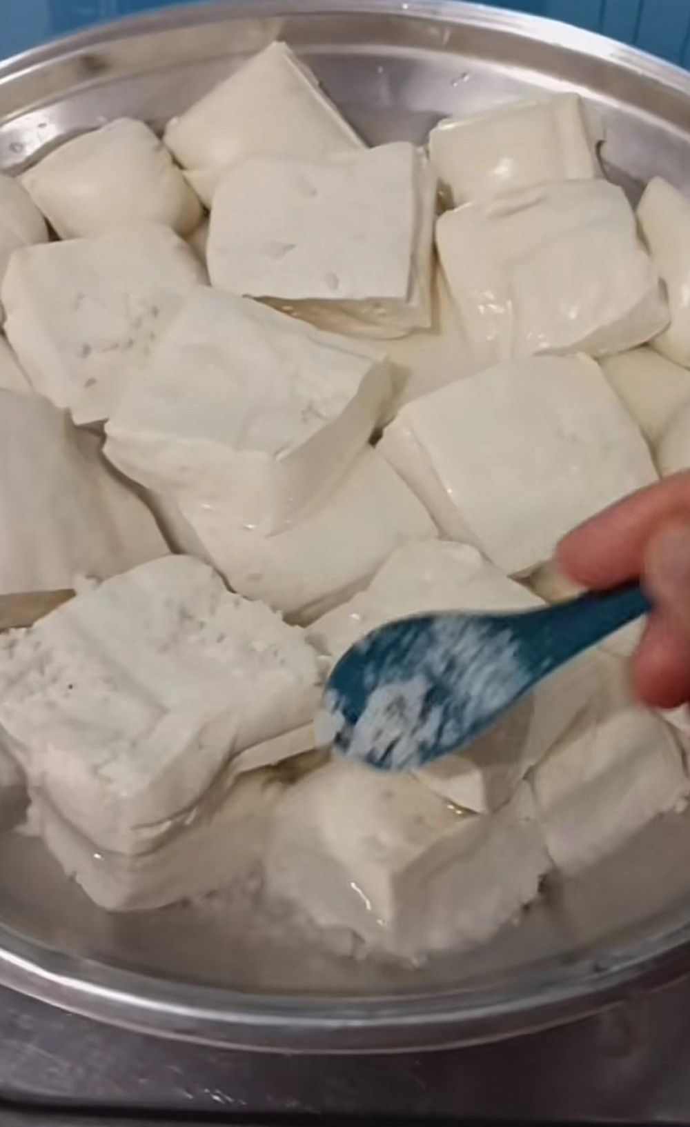 Trik merebus tahu agar lebih padat, gurih, dan bebas asam, siap diolah jadi menu favorit