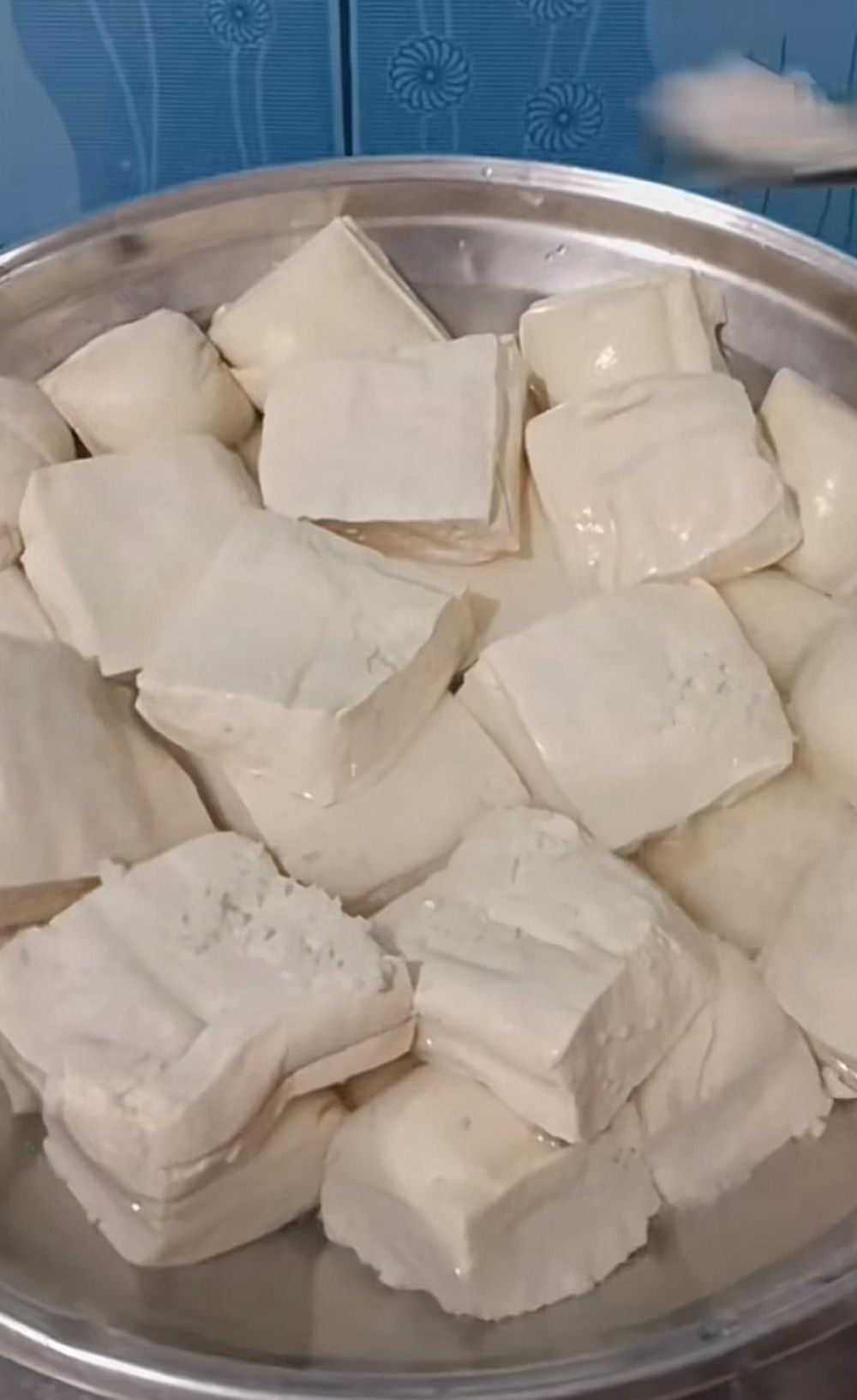 Trik merebus tahu agar lebih padat, gurih, dan bebas asam, siap diolah jadi menu favorit