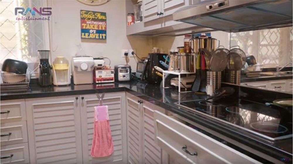 Punya tempat masak outdoor, intip 11 potret dapur Rieta Amilia di rumah mewah yang ada lift khusus