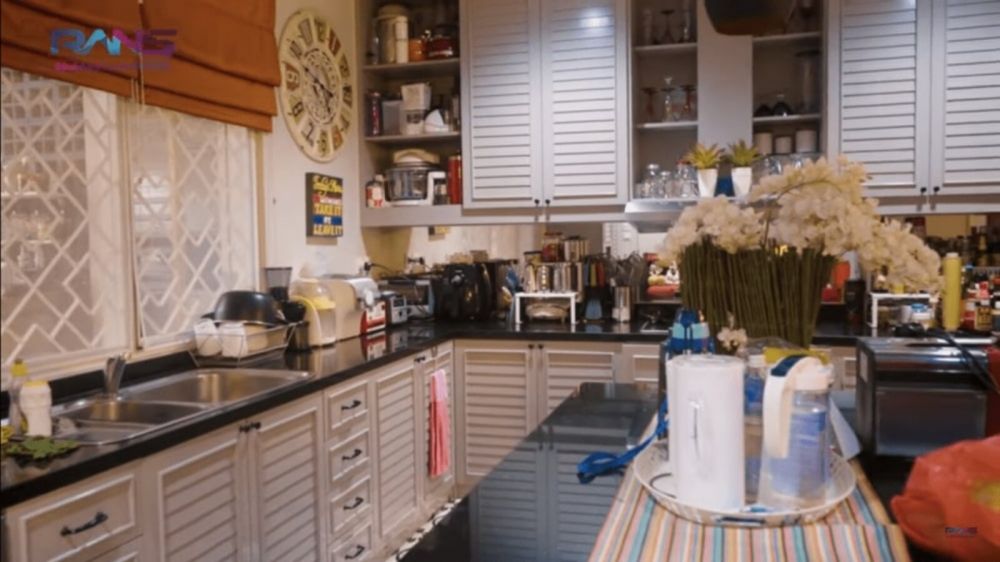 Punya tempat masak outdoor, intip 11 potret dapur Rieta Amilia di rumah mewah yang ada lift khusus