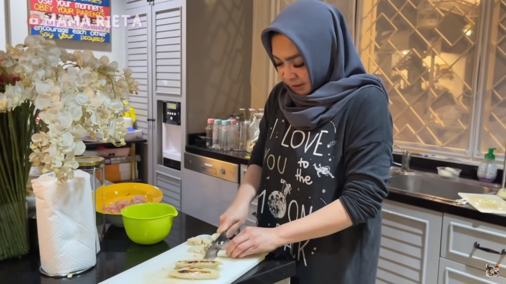 Punya tempat masak outdoor, intip 11 potret dapur Rieta Amilia di rumah mewah yang ada lift khusus