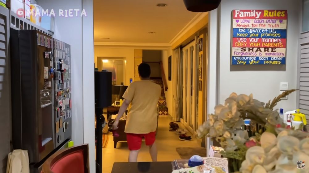 Punya tempat masak outdoor, intip 11 potret dapur Rieta Amilia di rumah mewah yang ada lift khusus