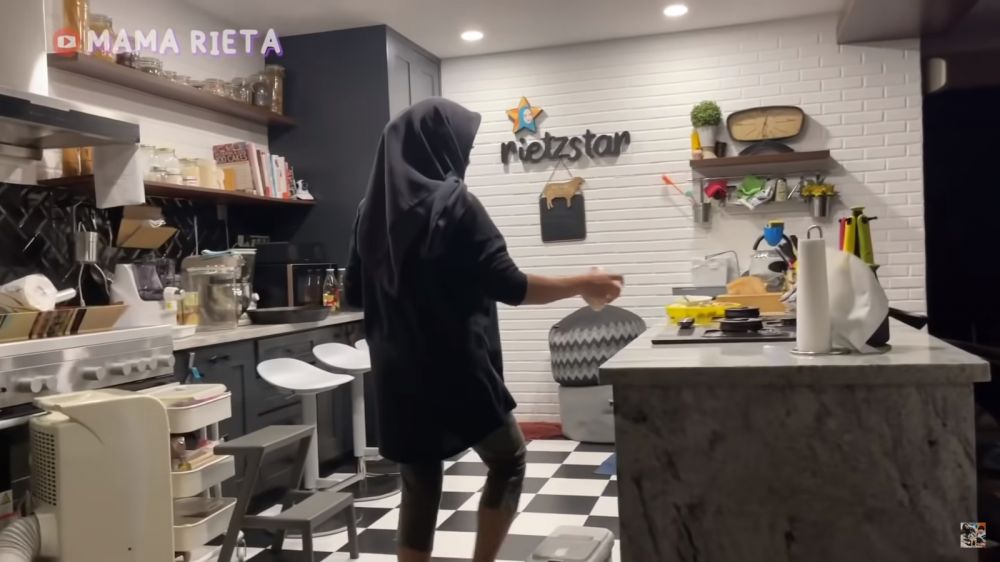 Punya tempat masak outdoor, intip 11 potret dapur Rieta Amilia di rumah mewah yang ada lift khusus