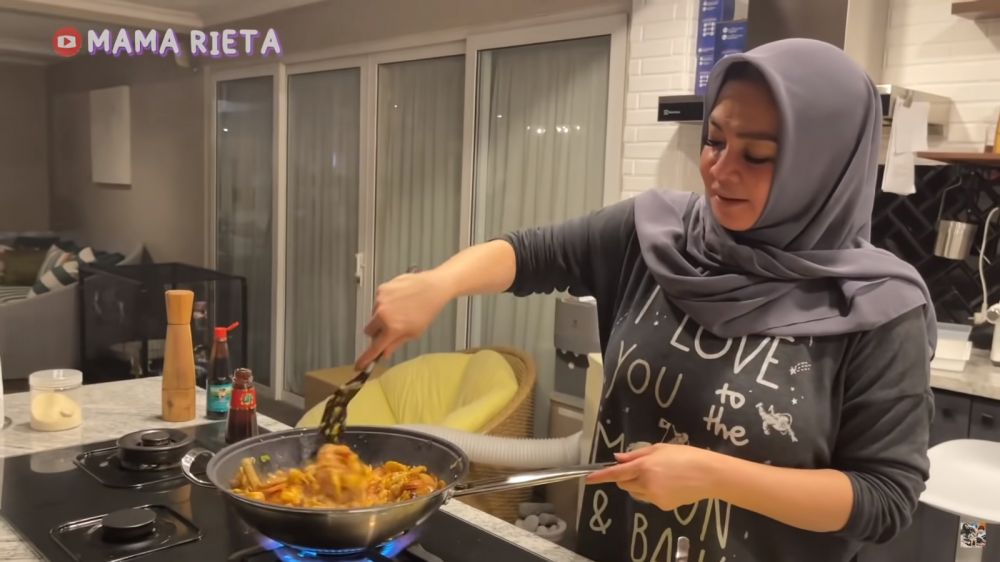 Punya tempat masak outdoor, intip 11 potret dapur Rieta Amilia di rumah mewah yang ada lift khusus