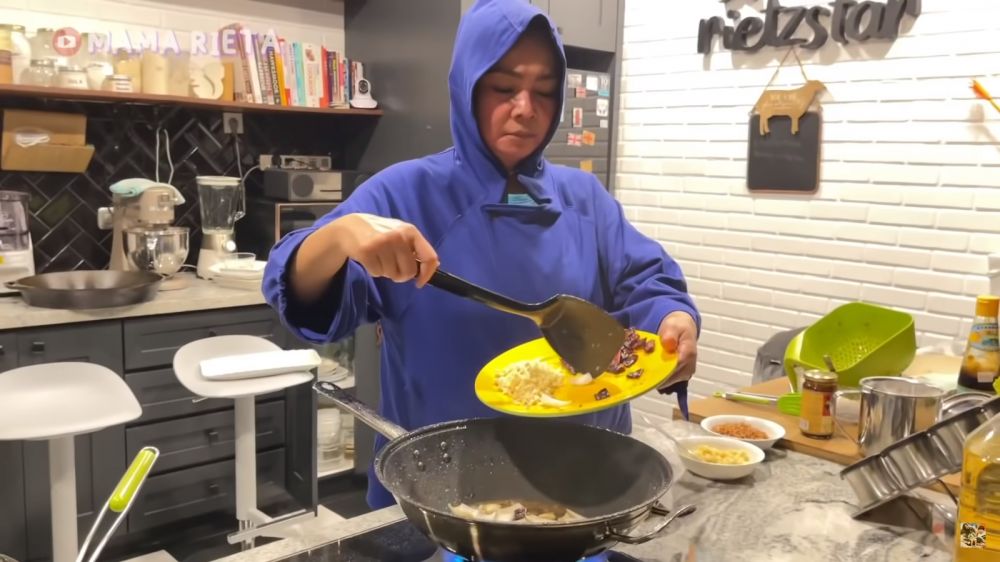 Punya tempat masak outdoor, intip 11 potret dapur Rieta Amilia di rumah mewah yang ada lift khusus
