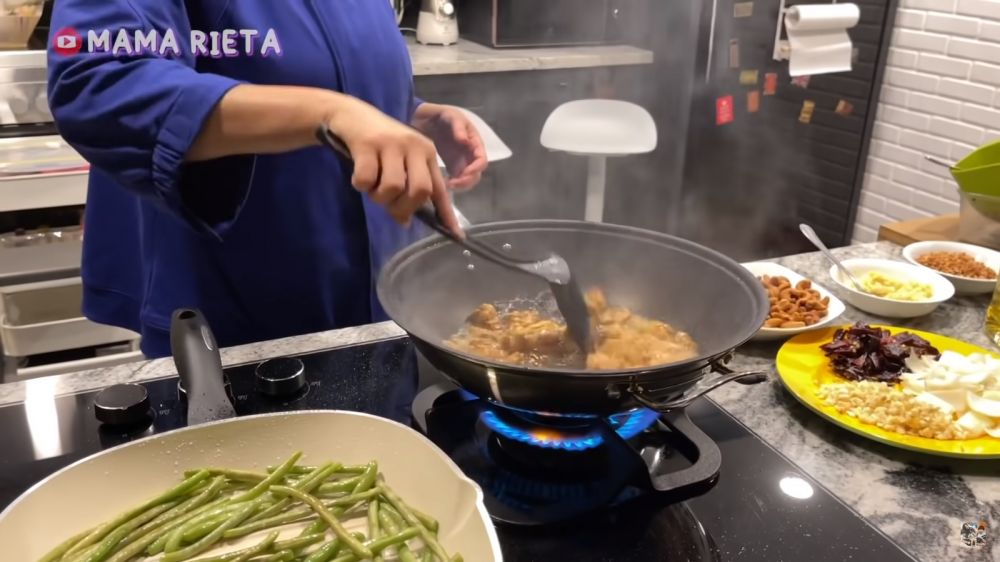 Punya tempat masak outdoor, intip 11 potret dapur Rieta Amilia di rumah mewah yang ada lift khusus