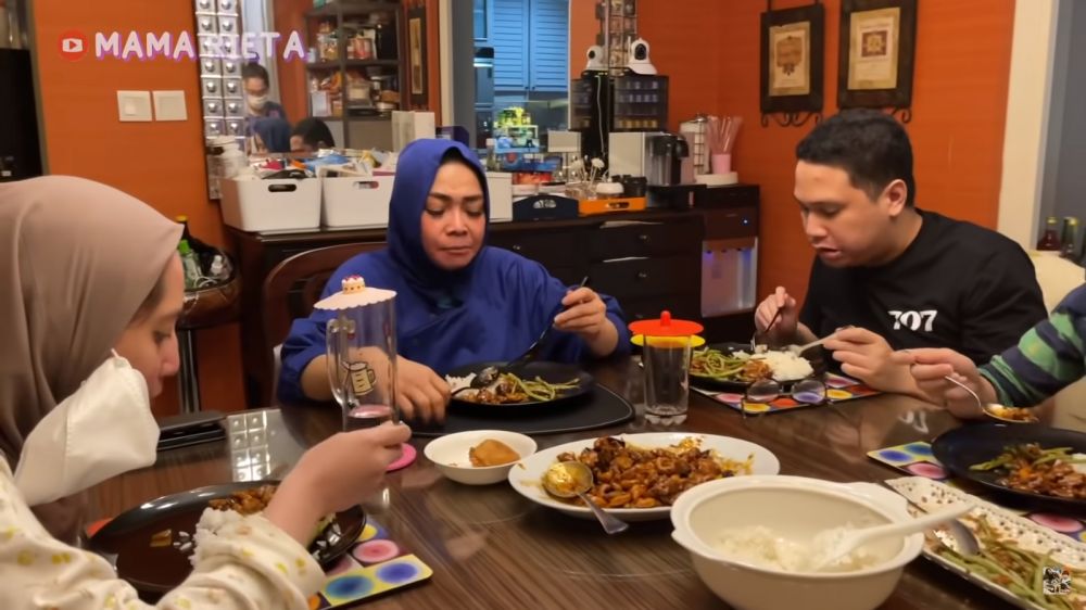 Punya tempat masak outdoor, intip 11 potret dapur Rieta Amilia di rumah mewah yang ada lift khusus