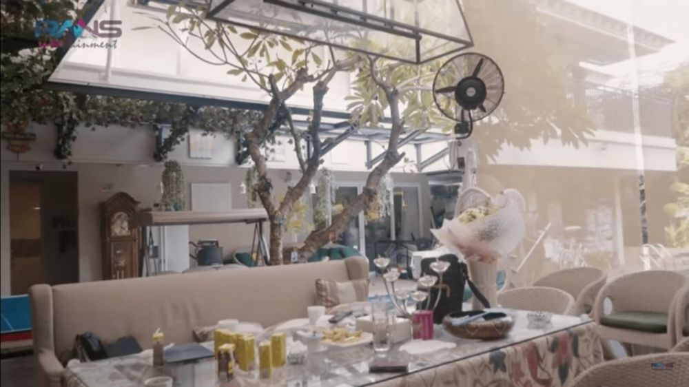 Punya tempat masak outdoor, intip 11 potret dapur Rieta Amilia di rumah mewah yang ada lift khusus