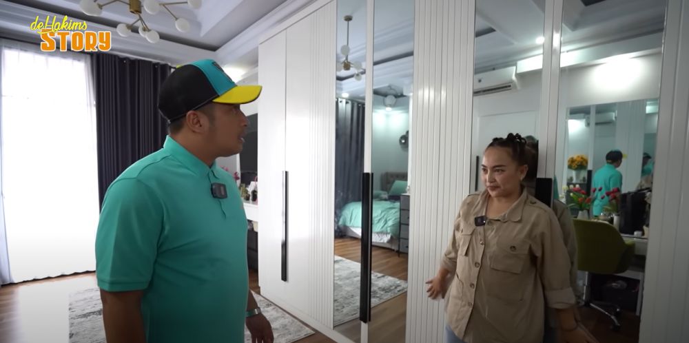 Dibangun tanpa jasa arsitek, 11 potret kamar tidur Mpok Alpa ini punya kamar mandi tersembunyi