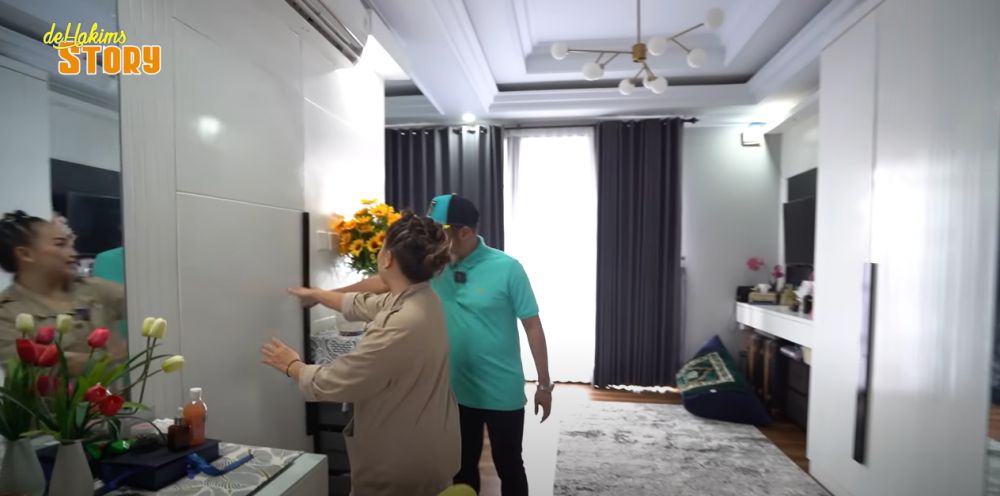 Dibangun tanpa jasa arsitek, 11 potret kamar tidur Mpok Alpa ini punya kamar mandi tersembunyi