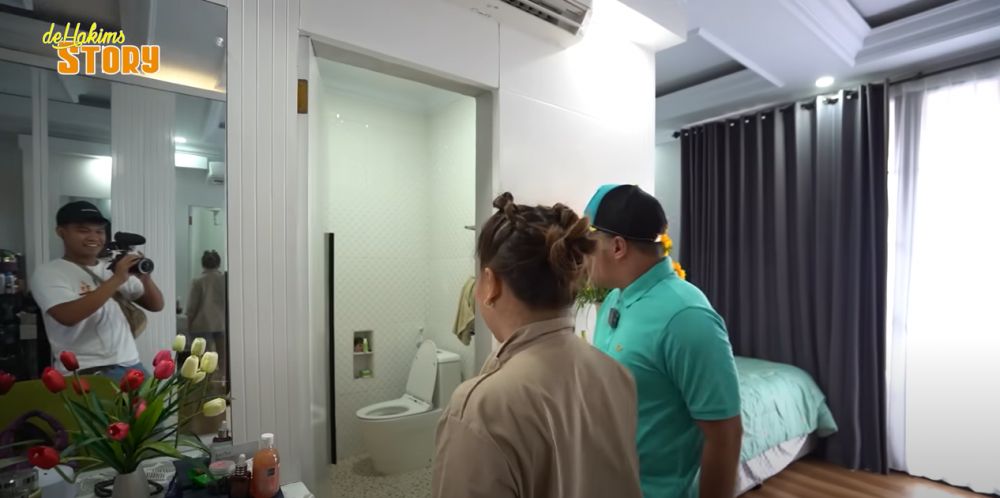 Dibangun tanpa jasa arsitek, 11 potret kamar tidur Mpok Alpa ini punya kamar mandi tersembunyi