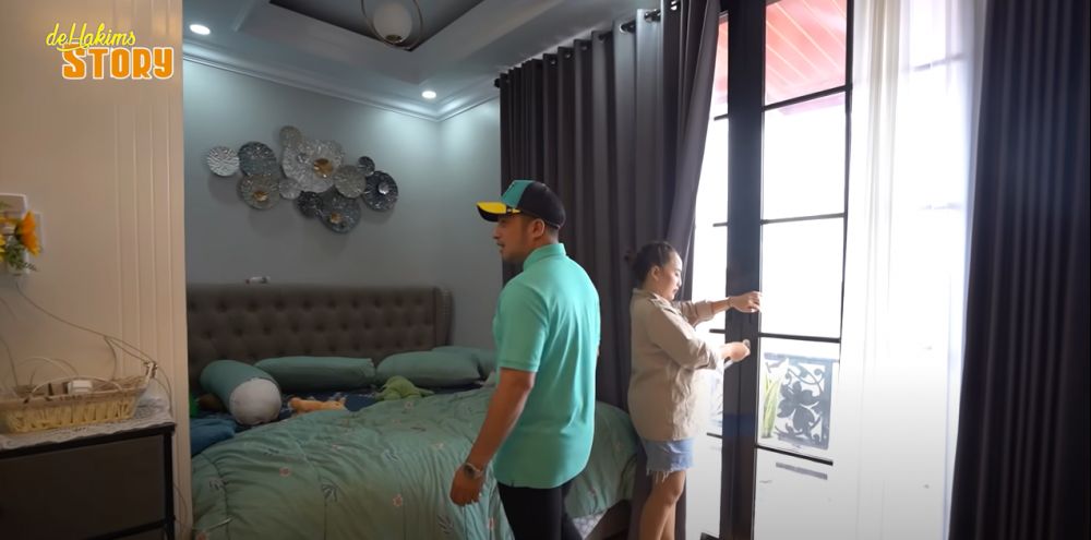 Dibangun tanpa jasa arsitek, 11 potret kamar tidur Mpok Alpa ini punya kamar mandi tersembunyi