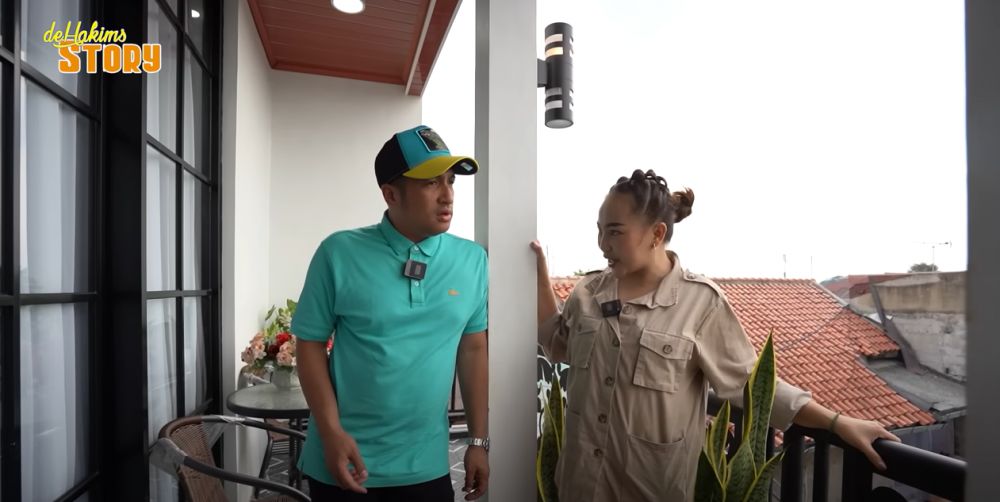 Dibangun tanpa jasa arsitek, 11 potret kamar tidur Mpok Alpa ini punya kamar mandi tersembunyi