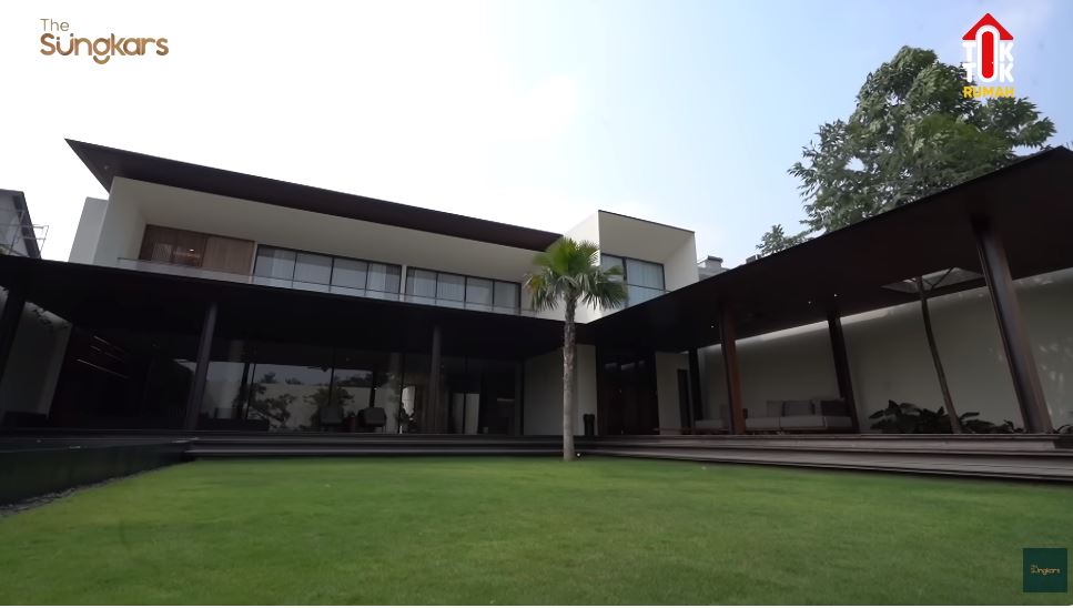 Mirip hunian di film Parasite, intip 11 potret halaman belakang Citra Kirana dan Rezky Aditya