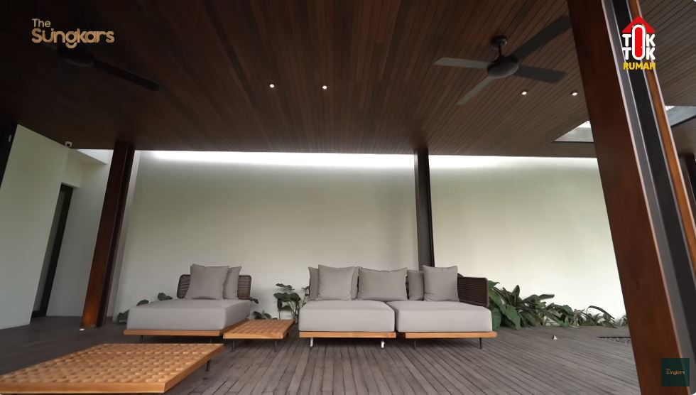 Mirip hunian di film Parasite, intip 11 potret halaman belakang Citra Kirana dan Rezky Aditya