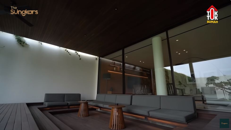 Mirip hunian di film Parasite, intip 11 potret halaman belakang Citra Kirana dan Rezky Aditya