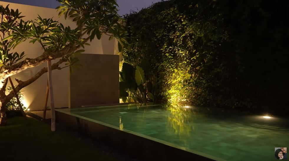 Mirip hunian di film Parasite, intip 11 potret halaman belakang Citra Kirana dan Rezky Aditya