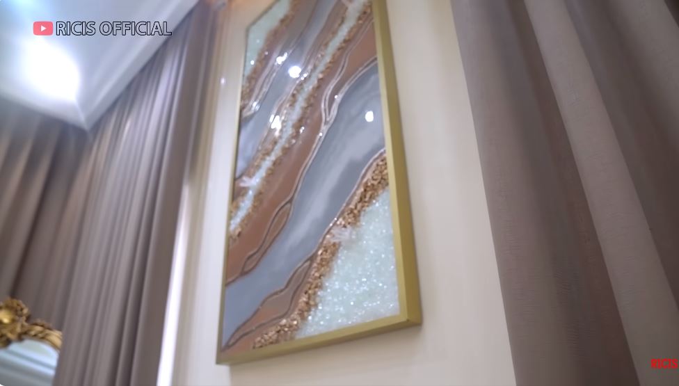 Punya kamar megah tapi bathub tak dipakai, ini 11 potret kamar bos skincare Melvina Husyanti