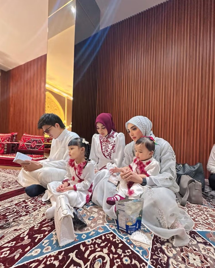 9 Momen Aaliyah Massaid gelar tasyakuran 4 bulan kehamilan, dirayakan bareng ulang tahun Thariq ke-26