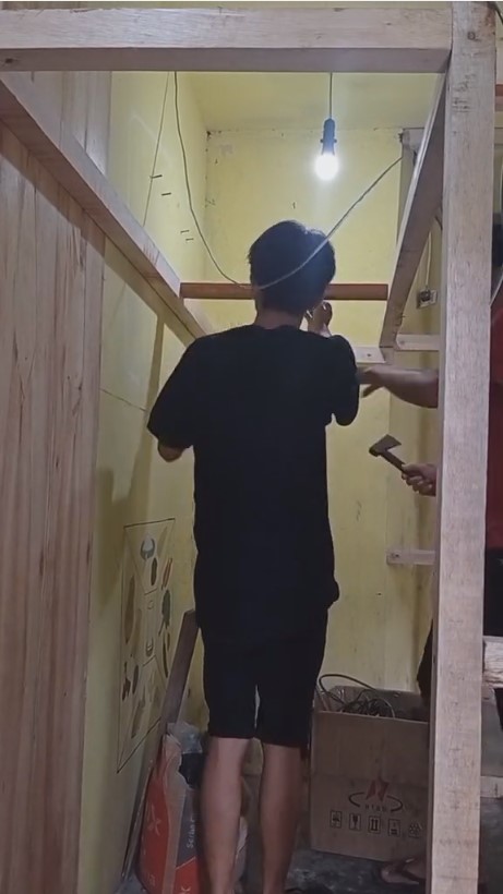 Pria ini makeover ruang sisa di rumah jadi kamar seluas gang sempit, 10 potret hasilnya estetik pol