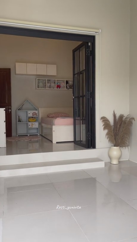 Balkon nganggur ini nekat dimakeover tanpa arsitek jadi kamar kece estetik, intip 8 potretnya