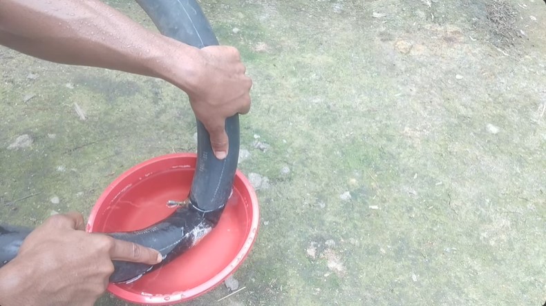 Trik menambal ban ala bapak-bapak ini unik cuma pakai 1 bahan dapur, tanpa dibakar api layaknya tukang