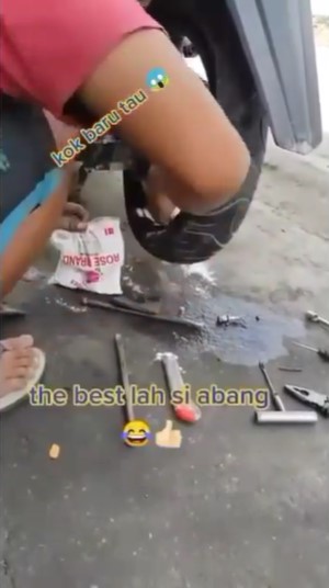 Trik menambal ban ala bapak-bapak ini unik cuma pakai 1 bahan dapur, tanpa dibakar api layaknya tukang