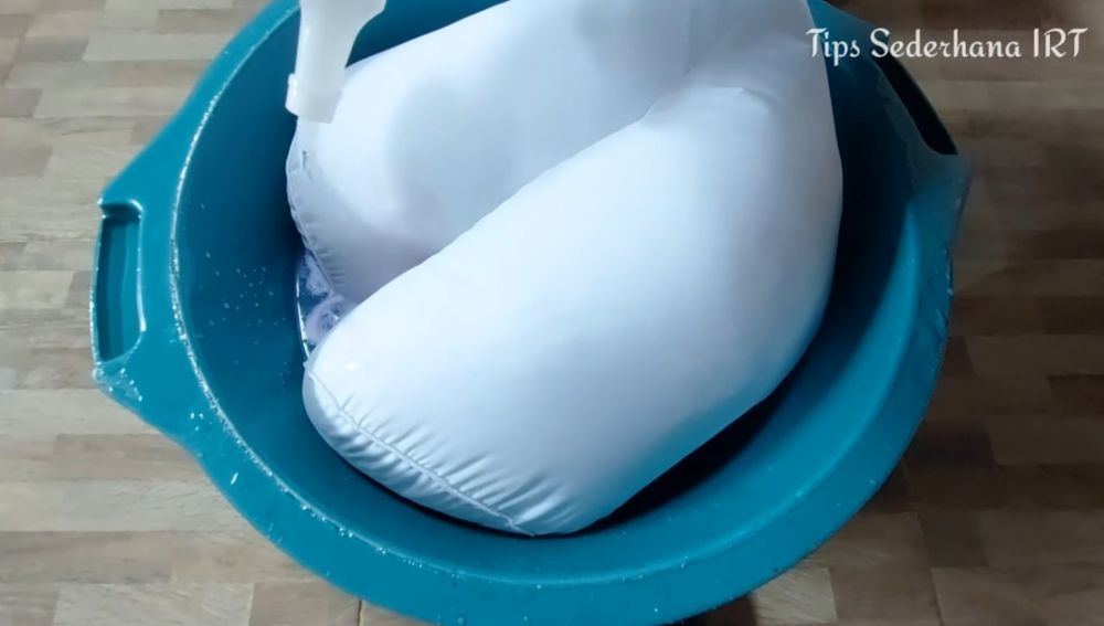 Cara mencuci guling berjamur agar bersih lagi pakai tambahan 1 bahan dapur, tanpa direndam air panas