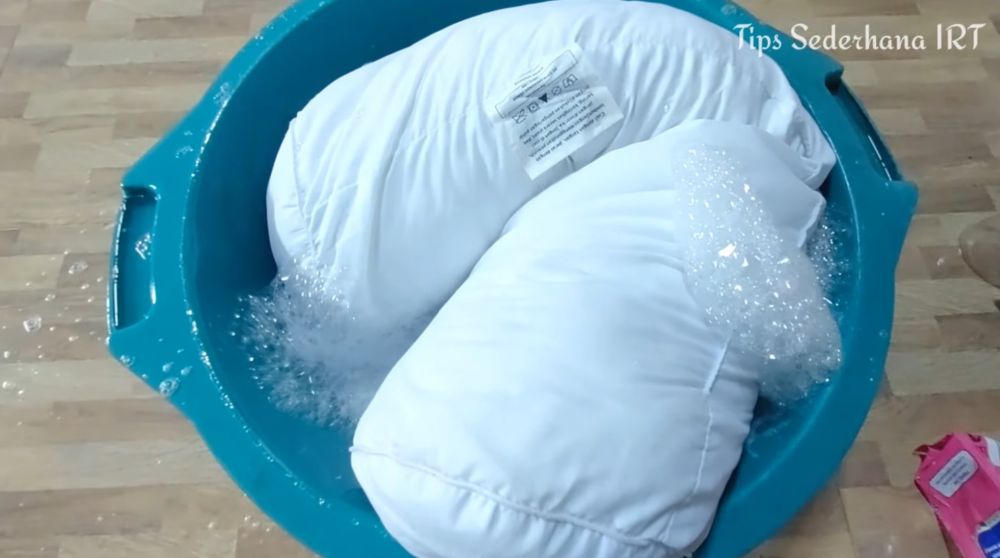 Cara mencuci guling berjamur agar bersih lagi pakai tambahan 1 bahan dapur, tanpa direndam air panas