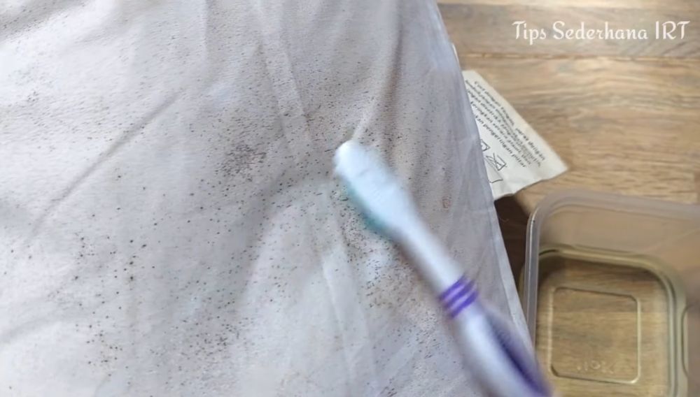 Cara mencuci guling berjamur agar bersih lagi pakai tambahan 1 bahan dapur, tanpa direndam air panas