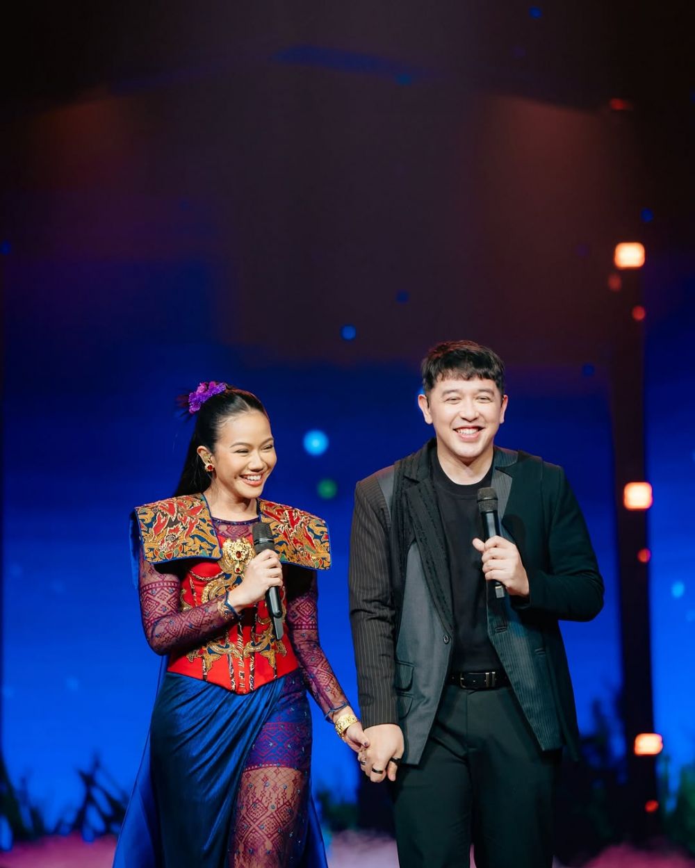 'Ngeluh' suaminya fans fanatik MU, Yura Yunita ungkap ibunya berdoa sampai menangis gegara hal ini