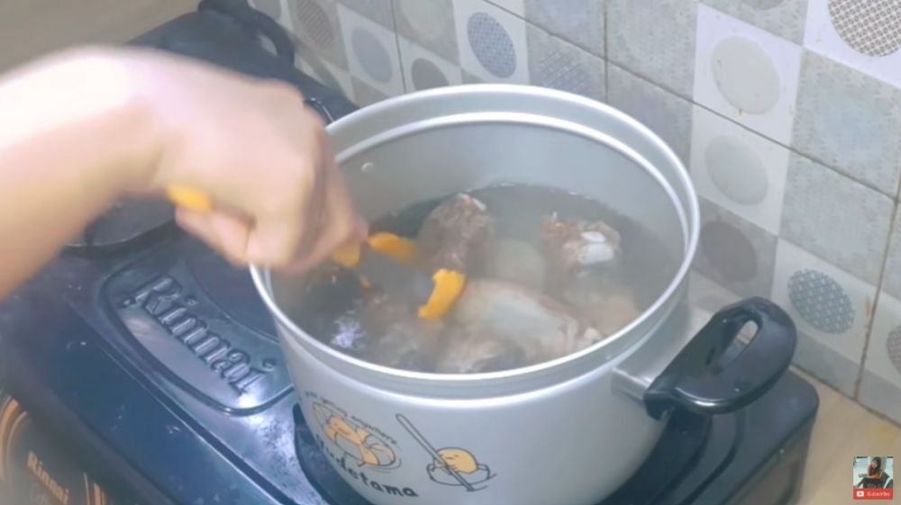 Cara efektif merebus iga sapi agar empuk meski tak dipresto dan hemat gas