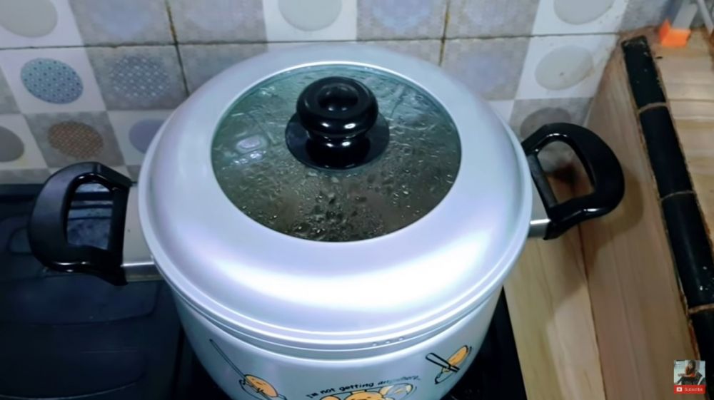 Cara efektif merebus iga sapi agar empuk meski tak dipresto dan hemat gas