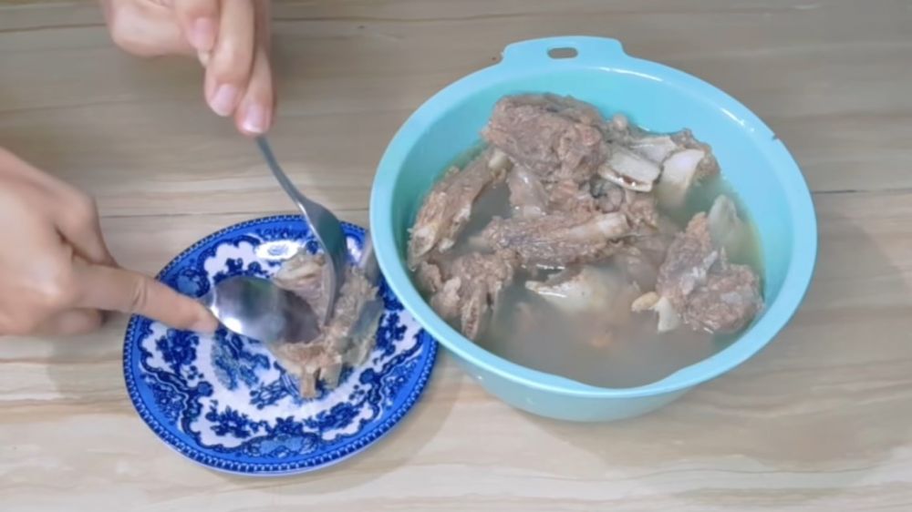 Cara efektif merebus iga sapi agar empuk meski tak dipresto dan hemat gas