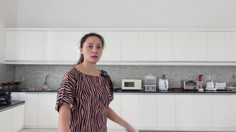 Tak lagi jadi artis kini fokus jadi pengusaha, 9 potret dapur Della Puspita ini interiornya luas pol