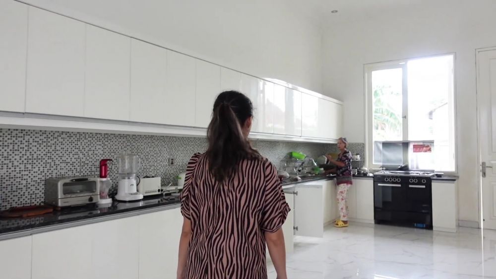 Tak lagi jadi artis kini fokus jadi pengusaha, 9 potret dapur Della Puspita ini interiornya luas pol
