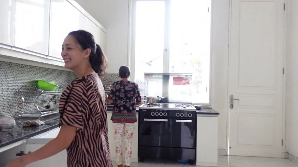 Tak lagi jadi artis kini fokus jadi pengusaha, 9 potret dapur Della Puspita ini interiornya luas pol