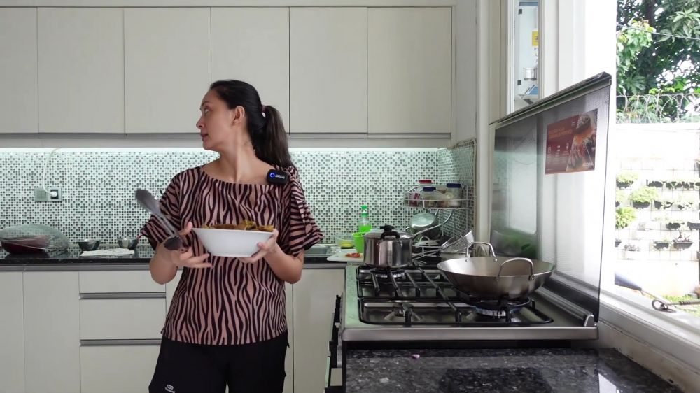 Tak lagi jadi artis kini fokus jadi pengusaha, 9 potret dapur Della Puspita ini interiornya luas pol