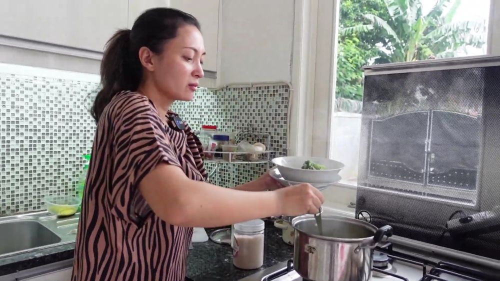 Tak lagi jadi artis kini fokus jadi pengusaha, 9 potret dapur Della Puspita ini interiornya luas pol