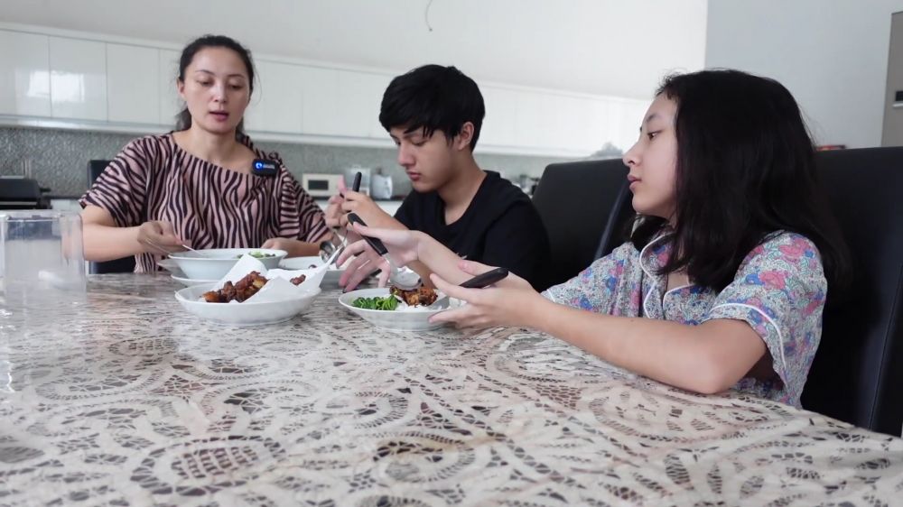 Tak lagi jadi artis kini fokus jadi pengusaha, 9 potret dapur Della Puspita ini interiornya luas pol