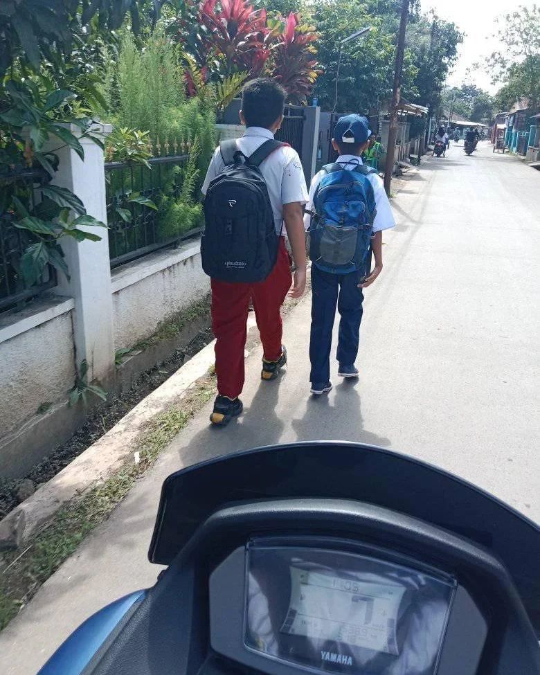 Berani tampil beda, 11 potret siswa pakai seragam nyeleneh ini bikin heran