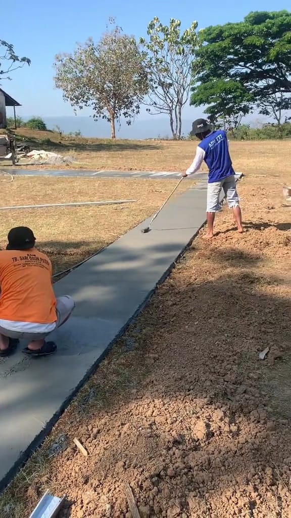 Aksi pria saat ngecor jalan ini bikin tepuk jidat, definisi kerja keras berujung sia-sia