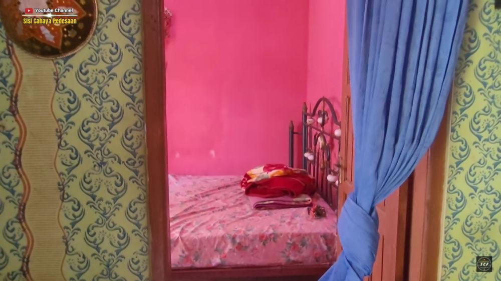  Plafonnya masih pakai anyaman bambu, begini 9 potret rumah masa kecil Yuki Kato di Sumedang