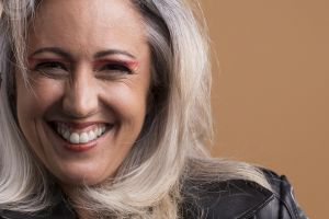 Nggak perlu semir ke salon, begini cara atasi rambut yang cepat beruban pakai 1 produk olahan susu