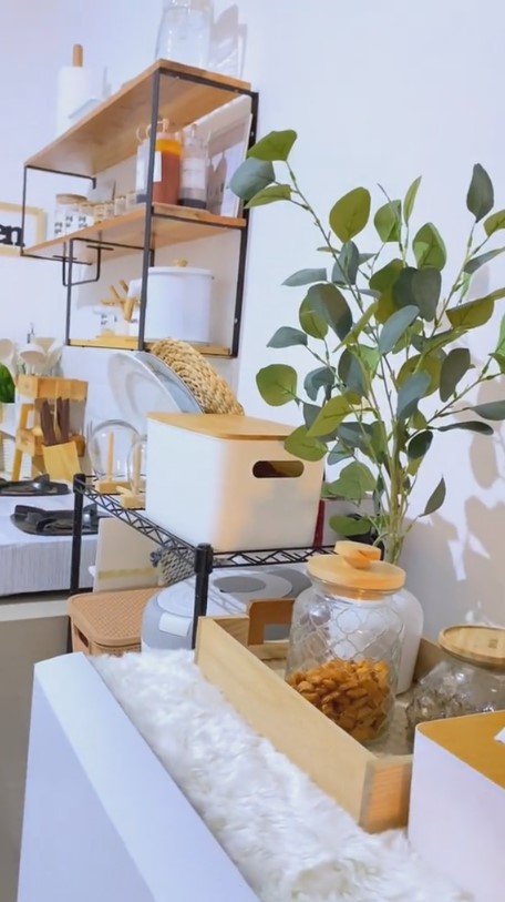 11 Potret dapur mungil tanpa kitchen set ini estetik parah, bikin pecinta minimalis mupeng