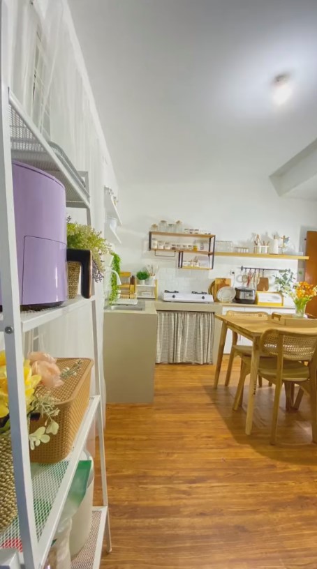 11 Potret dapur mungil tanpa kitchen set ini estetik parah, bikin pecinta minimalis mupeng