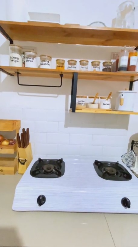 11 Potret dapur mungil tanpa kitchen set ini estetik parah, bikin pecinta minimalis mupeng