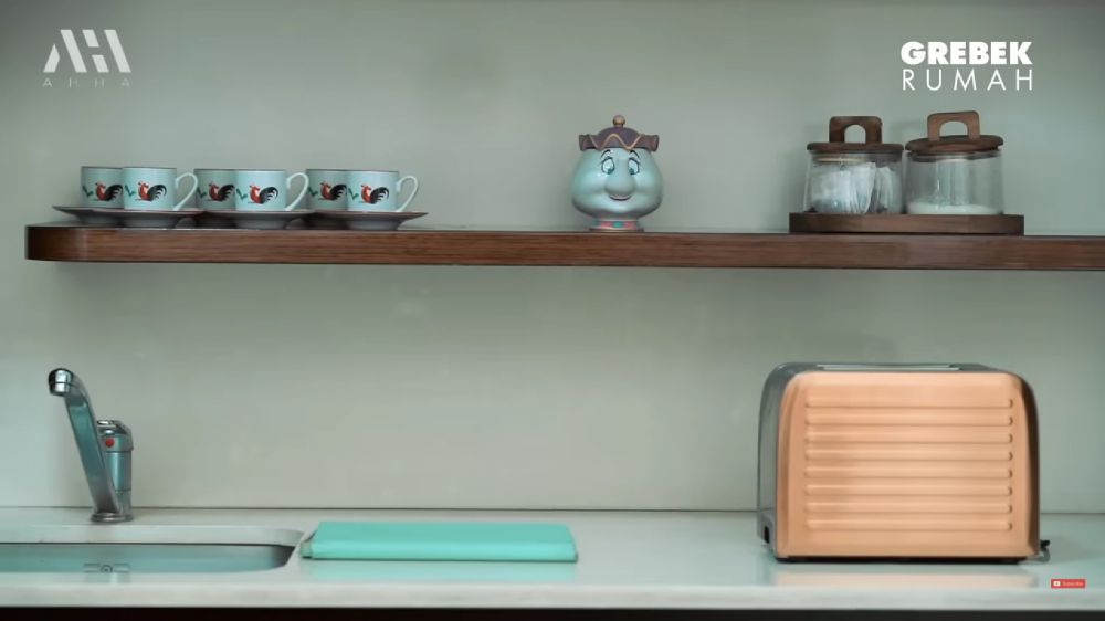 10 Potret dapur rumah Fuji seharga Rp12 M, desainnya klasik dan elegan abis