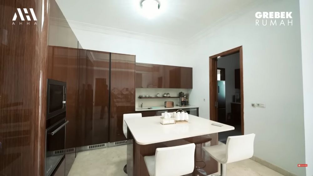 10 Potret dapur rumah Fuji seharga Rp12 M, desainnya klasik dan elegan abis